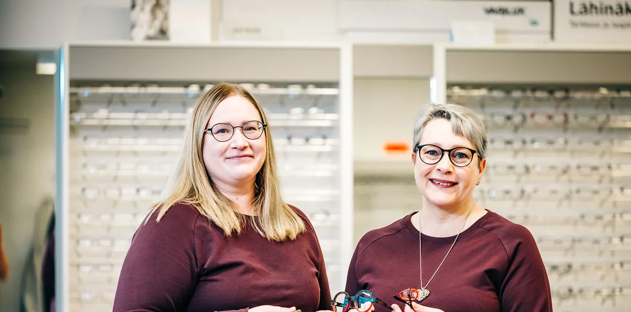 Alajärven Optiikan henkilökuntaa optikkoliikkeessä