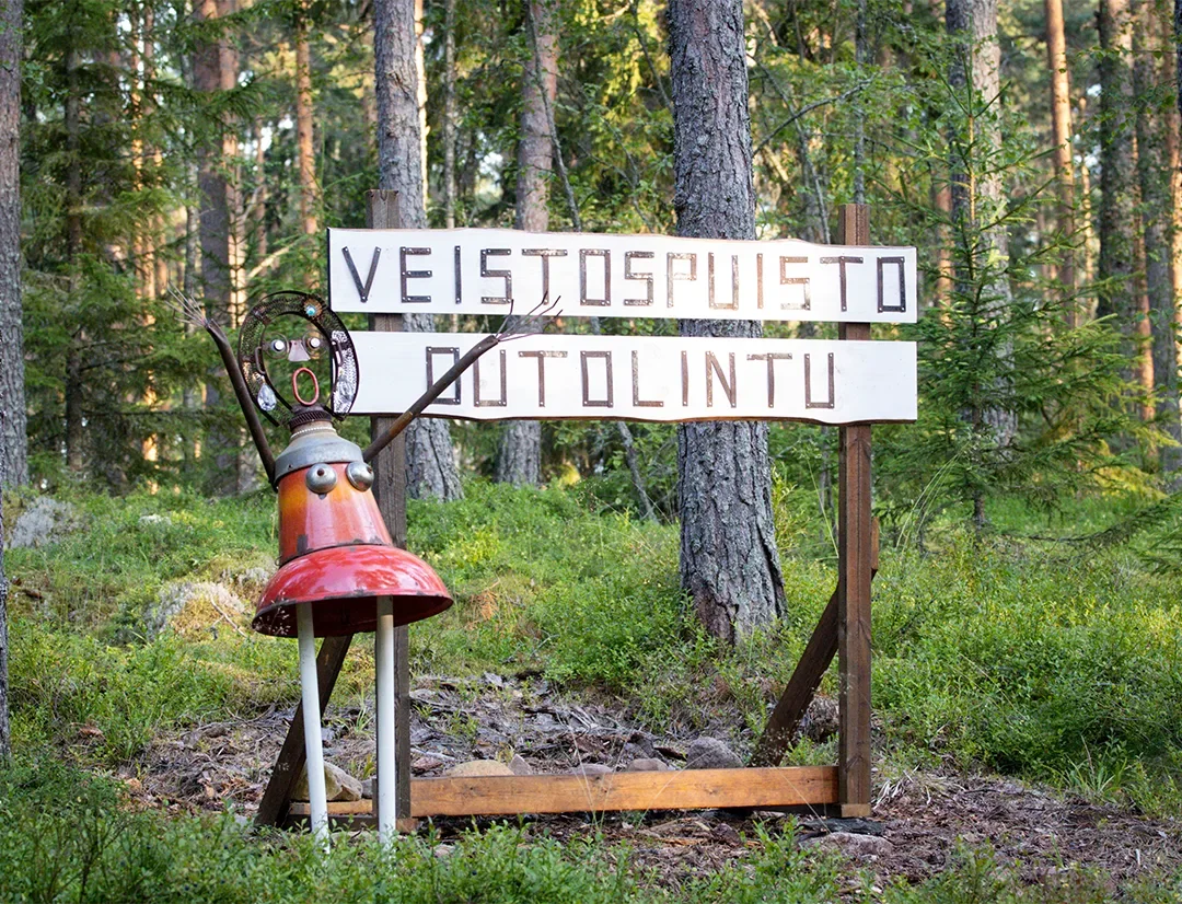 Veistospuisto Outolinnun sisäänkäynti metsämaisemassa