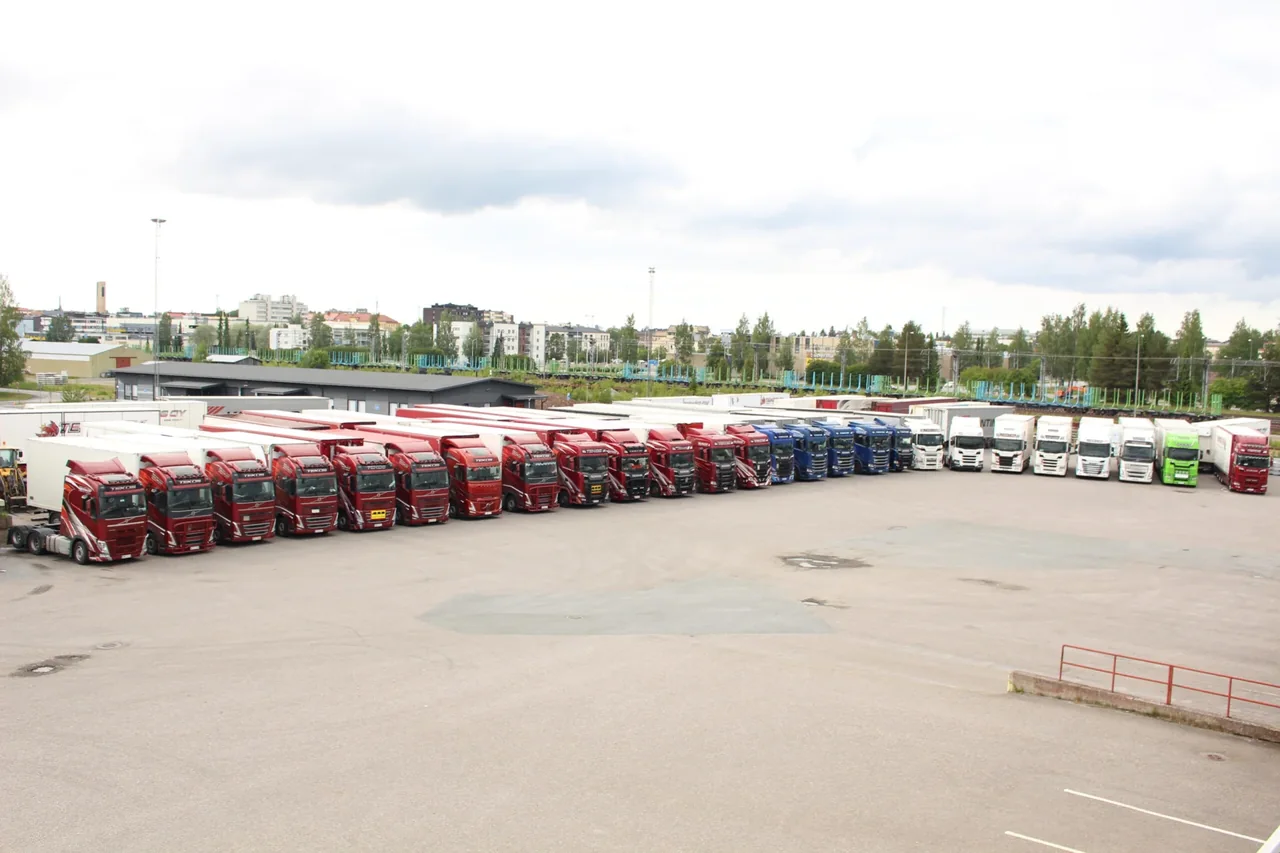 Tekos Oy:n kuljetuskalusto terminaalin pihalla